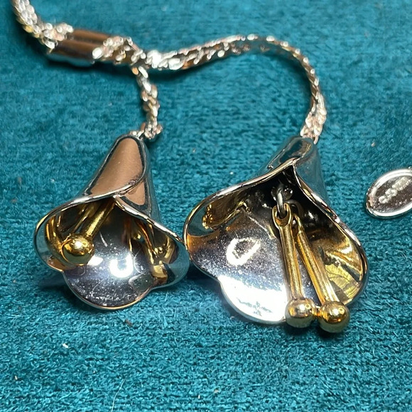 Avon Calle Lily Necklace - Picture 2 of 4